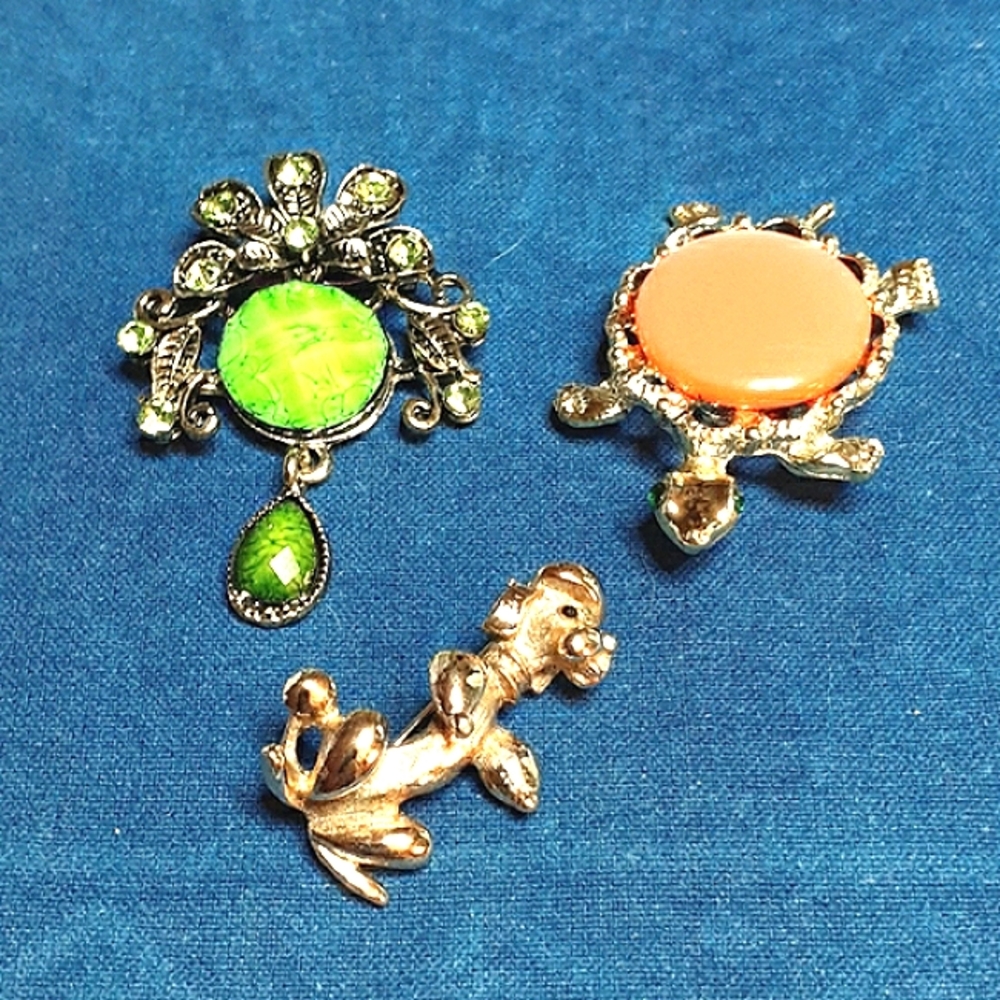 (3)Vintage Brooches (1 x Sara Coventry)